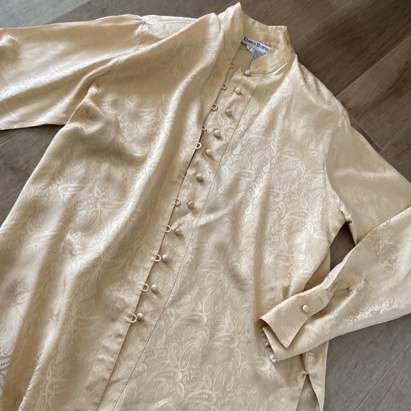 Paisley silk blouse, size s but fit like a medium - Picture 2 of 7